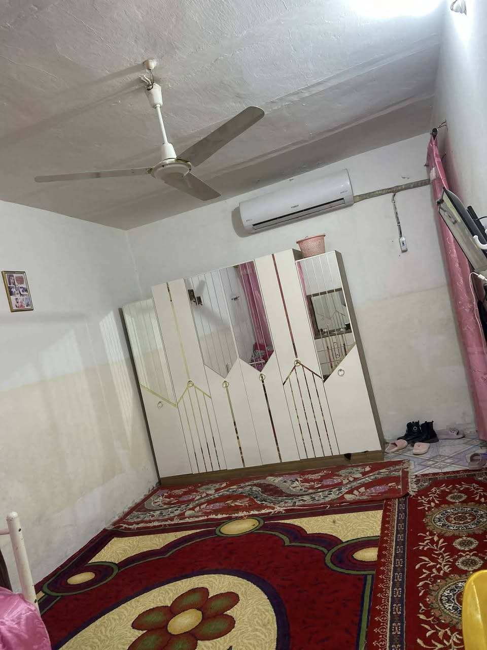 يا الله 

دار للبيع حي الحسين الجديد ب شارع ابو شاكر مو على الشارع لا داخل المثلاثات مال حي لحسين

موقعه حلو  ماكدامه احد لبيت كدامه جزره وسطيه

البيت بصف الركن  200 متر  قاطين  

القاط الاول طارمه وصحيات ستقبال ومطبخ وصاله وغرفتين وداخل صحيات  بناء وسط  مرتب وبي حديقه 

الطابق الثاني 3غرف وصحيات وصاله بناء  قبل 3سنوات  كلش مرتبب لبيت سيراميك  والفوك مرتب ونضيف

مطلوب اسكان 30 مليون 

سعر لبيت 215 وقابل للتفاوض

للتواصل والاستفسار اتصال 

***********
***********
اخوكم ابو نور الدلال

المكتب مجاز حكومياً ادخل للحساب ناشر ابيوت اي بيت ايعجبك راسلني وتدلل 

اعرض عقارك عندنا ودع لنا التسويق 

عنوان المكتب سيد جميل شارع 20 مقابيل أسواق امير
