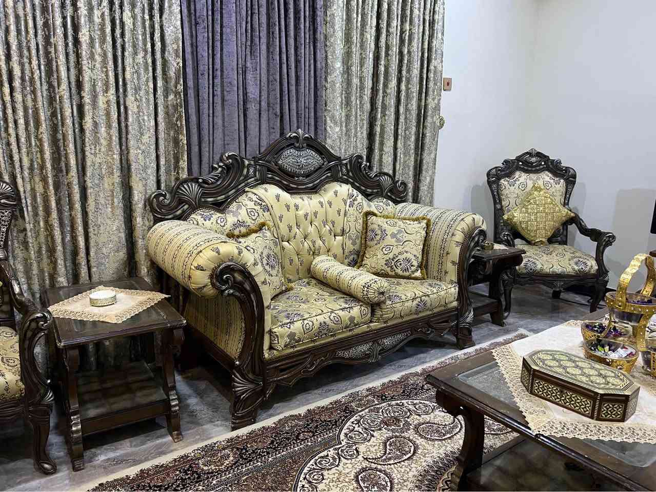 تخم قنفات ملكي 
اللون:اوف وايت مطعم ب ذهبي 
يحتوي على اربع قطع كراسي وقنفة ثلاثية و قنفة ثنائية 
مع طبلة وسطيه وطبلات اثنان جانبيات
السعر 650 وبي مجال
للأستفسار *********** الرمادي, الأنبار
