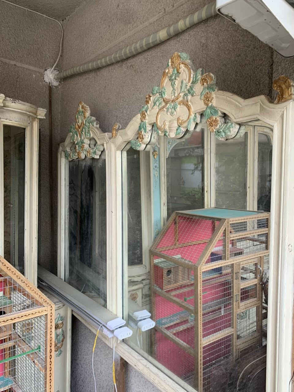 بوفية +بوفية ومعرض + مرايتين كلهن ب75الف عنواني الشعلة شارع ستين رقم الهاتف ***********
