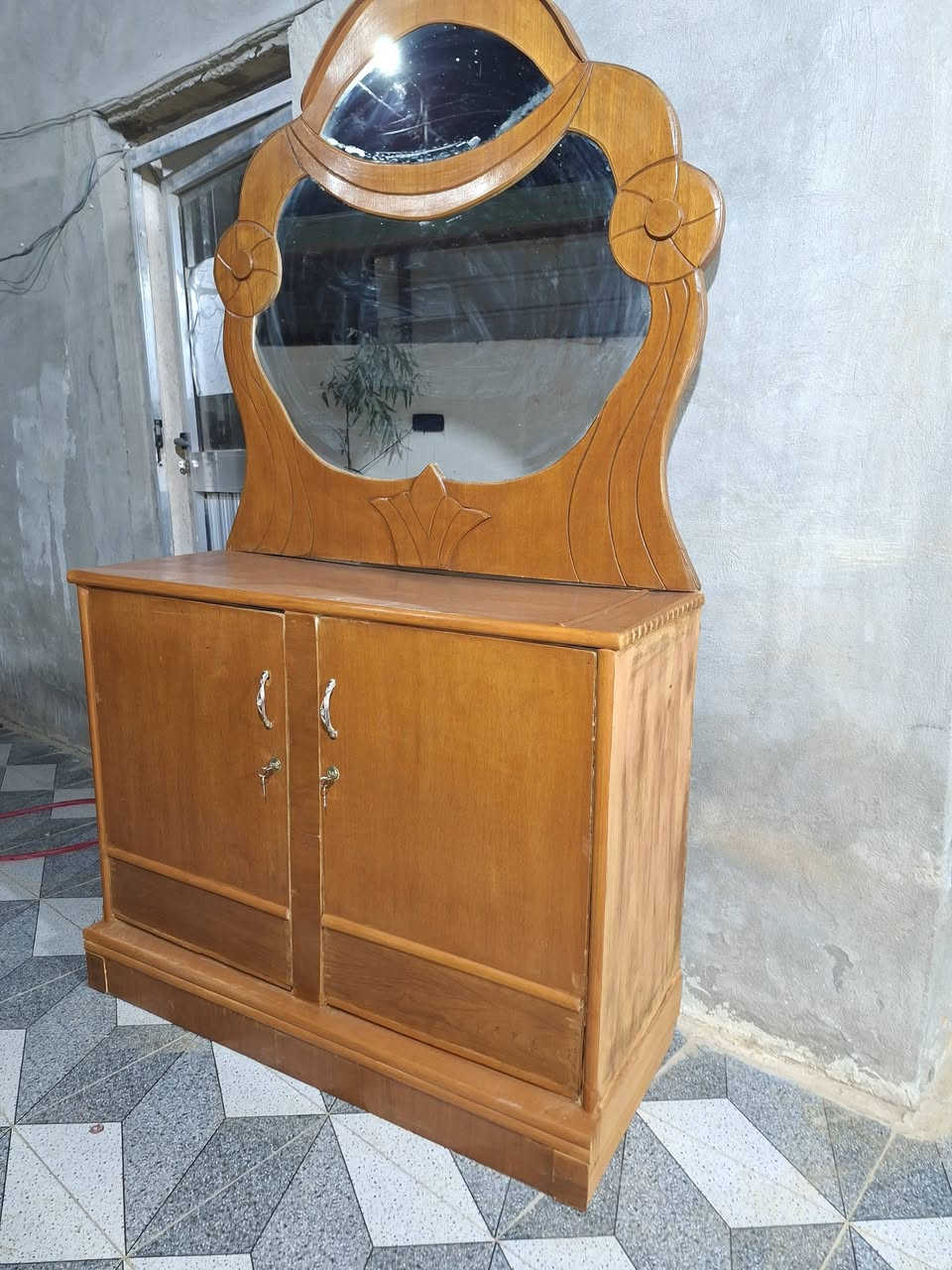 للبيع  ميز مرايه   السعر ٣٠ ألف    خاص أو التصال  ***********
