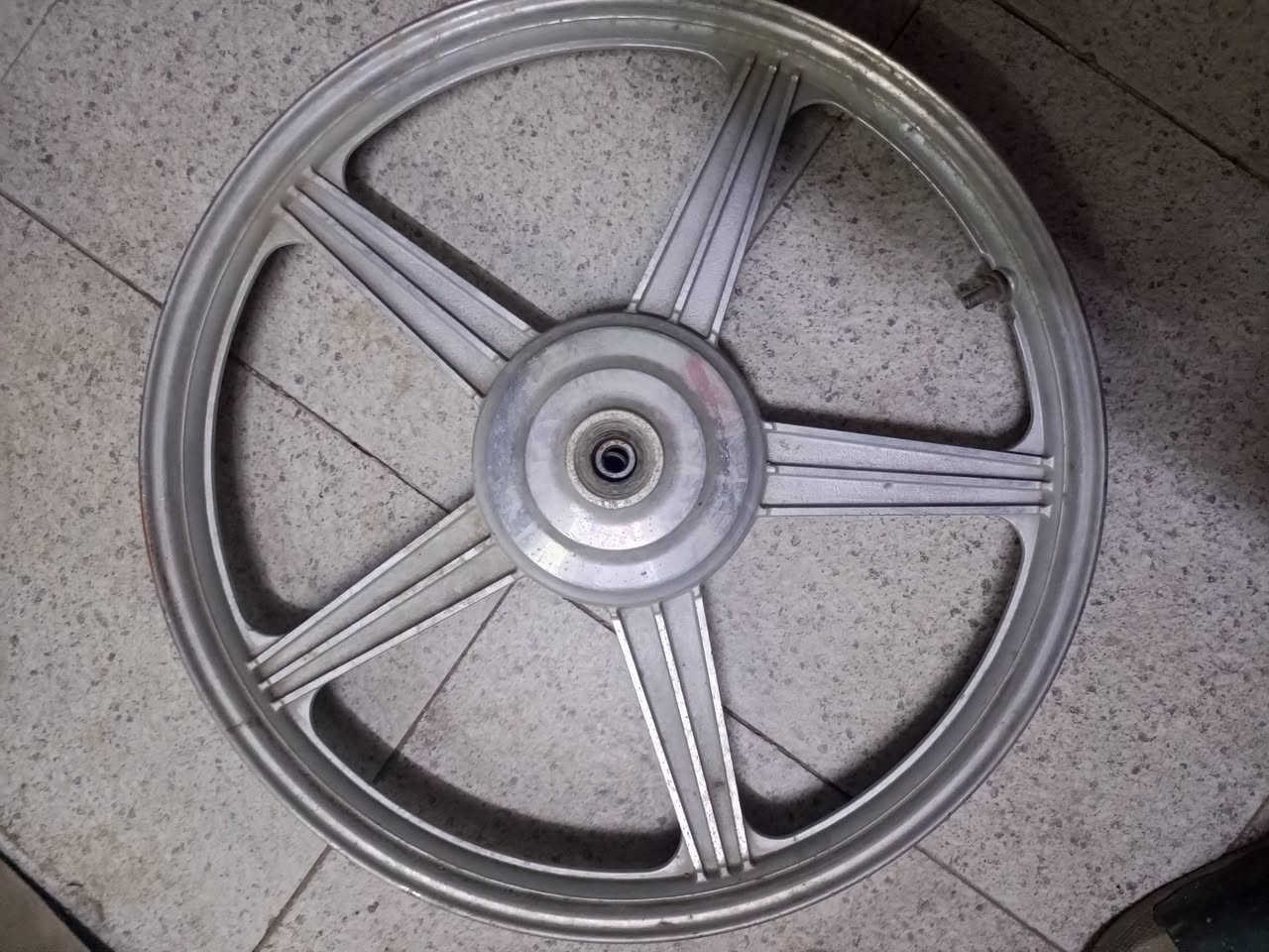 السلام عليكم غراض ايراني للبيع الويل أبو التاير كامل منفوخ السعر 75 الف قفل بغداد حي العامل للاستفسار ***********
