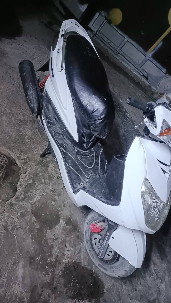 سلام عليكم للبيع سكنس فحل نوزل الدراجة شخالة سلف بس القايش مقطوع *********** السعر 350 أو بيها مجال
