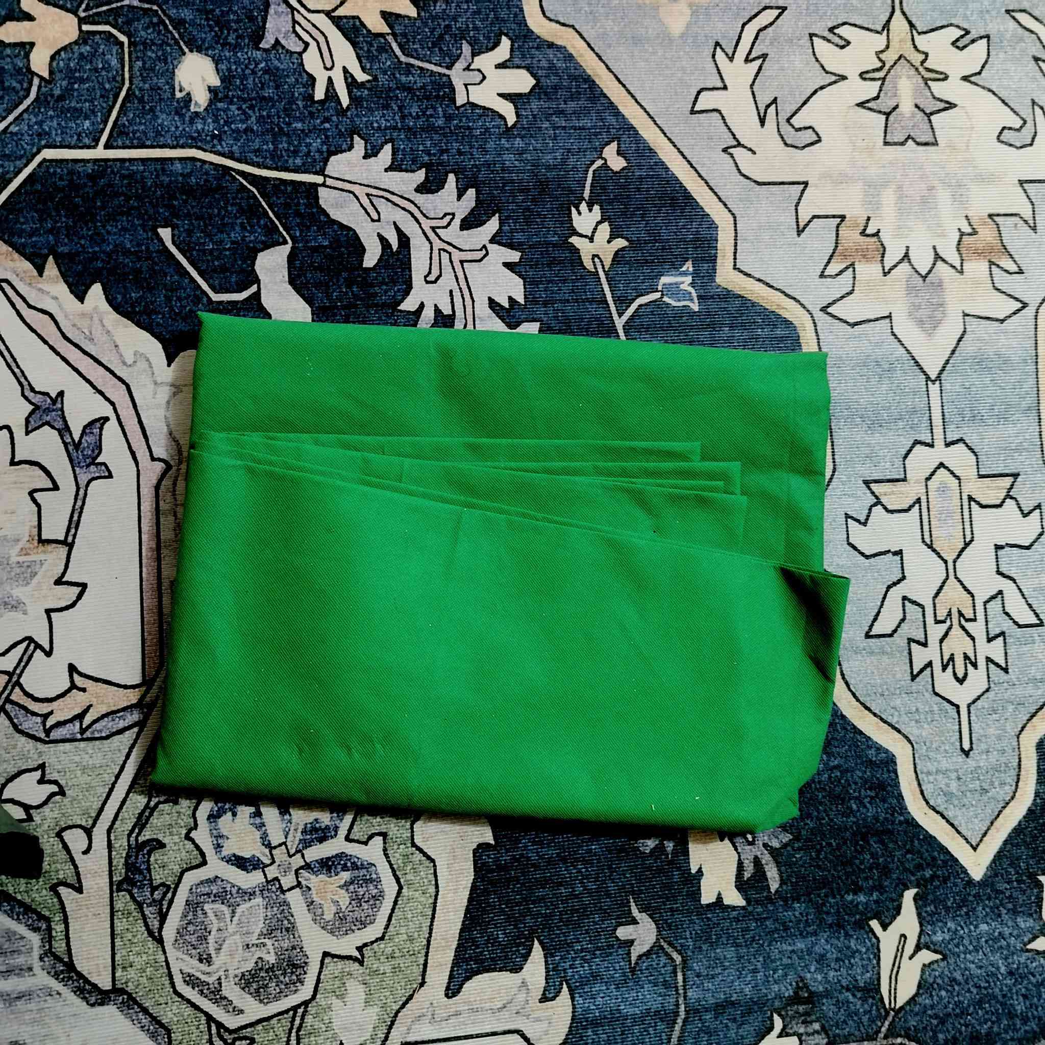 للبيع: بكج تسجيل احترافي كامل (مايك + كارت صوت) 🎤✨
لكل شخص يحب يبدأ يوتيوب، كيمينك (Gaming)، أو بودكاست، هذا العرض إلك!

​المواصفات المختصرة:

​مايكروفون Condenser: يعطيك صوت نقي واحترافي.

​كارت صوت V8: للتحكم بالصدى والمؤثرات الصوتية الممتعة مباشرة.

​كامل الملحقات: يجي وياه الفلتر، الستاند، وكامل الوايرات والكتالوج.

​الحالة: نظافة ممتازة مع الكرتونة (مثل الجديد)

​للبيع: مايكروفون لاسلكي احترافي (AL GHADIR) 🎤
​لأصحاب القاعات، المناسبات، أو المحاضرات.. متوفر مايك لاسلكي بنظافة ممتازة.
​المميزات:
​الماركة: AL GHADIR الغنية عن التعريف بالجودة.
​النوع: لاسلكي (Wireless) بمدى يصل لـ 50 متر.
​الصوت: صافي جداً ومثالي للأماكن المفتوحة والمغلقة.
​الحالة: كامل الملحقات مع الكرتونة (نظيف جداً مثل الجديد).

للبيع: رينج لايت (Ring Light) مع حامل موبايل مرن 💡📱
​مثالي للبث المباشر، التصوير، أو القراءة. يوفر إضاءة ممتازة وسهولة بالتحكم.
​المواصفات:
​إضاءة LED: دائرية تعطي إضاءة ناعمة للوجه.
​حامل موبايل: ذراع مرن يتحرك بكل الاتجاهات ليناسب زاوية تصويرك.
​قاعدة تثبيت (Clip): قوية جداً تقدر تثبتها على حافة الميز أو السرير بسهولة.
​التحكم: سلك يحتوي على أزرار لتشغيل الإضاءة والتحكم بقوتها.
​التشغيل: يعمل عن طريق منفذ USB (شاحنة موبايل، لابتوب، أو باور بانك).
​الحالة: نظيف جداً وشغال 100%.

للبيع: خلفية خضراء (كرومة) احترافية للتصوير 🎬🟩
​لعشاق صناعة المحتوى، اليوتيوب، وعزل الخلفية باحترافية.. متوفرة كرومة قماشية بجودة عالية.
​التفاصيل:
​القياس: طول 3 أمتار × عرض مترين (قياس مثالي يغطي مساحة واسعة).
​الاستخدام: مثالية لعزل الخلفية في الفيديوهات، البث المباشر، وصور الفوتوغراف.
​الحالة: نظيفة جداً وخالية من العيوب

لطلب والاستفسار التواصل عبر الواتساب (***********) 
يوجد توصيل لكل محافظات العراق
ملاحضه / البيع يكون جميعهن ما ابيع مفرد

قيم بل يرضي الله وخذ

مكاني /النجف الاشرف
