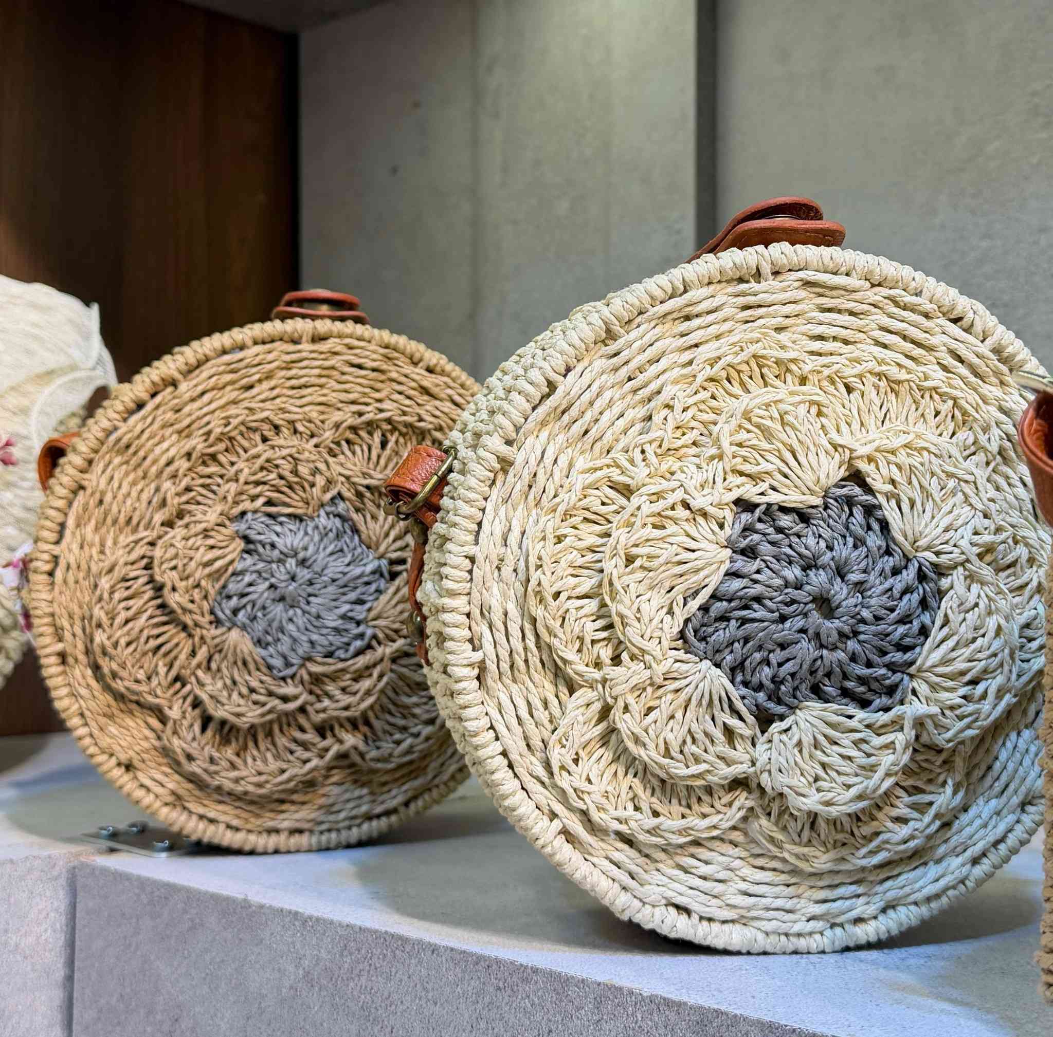 جنطة خوص شغل من الطراز الرفيع 😍
متوفرة ب 22 موديل 
كل موديل لونين ( اللون البيجي واللون الجوزي )
الدرزن 12 قطعة 
للحجز والاستفسار 
***********
https://t.me/zmkaton
