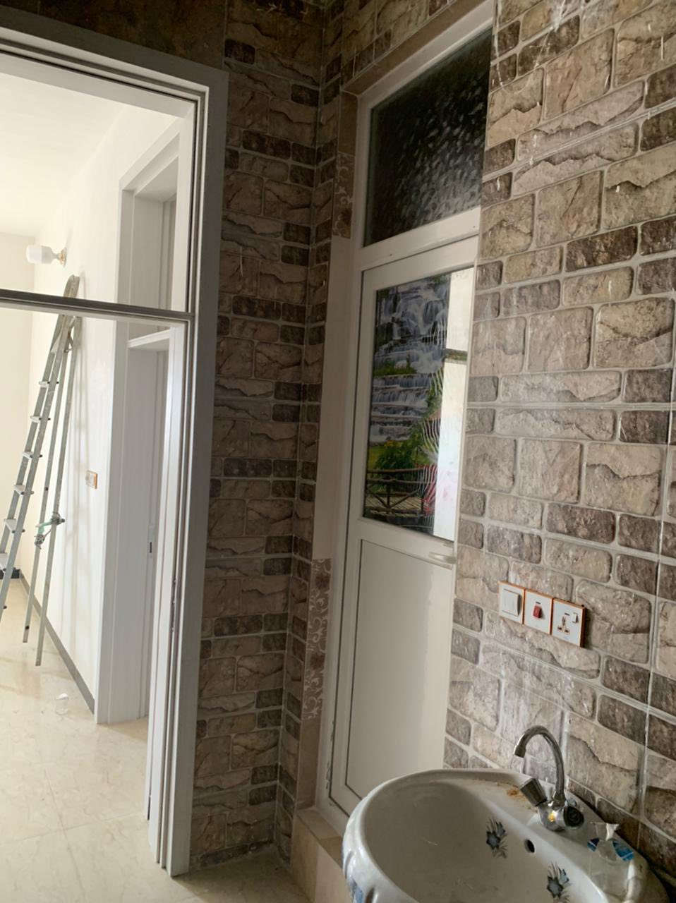 السلام عليكم 
شقه اللأيجار مساحه 100 متر ( بناء حديث) 
تتكون من ( غرفتين نوم وصاله ومطبخ وصحيات ومناور) 
تتكون من كافه الخدمات من ماء وخزانات وسخانات 

المكان/طوريج لشارع العام ام الهوى قرب مجمع دينار 
الاستفسار/ ***********
