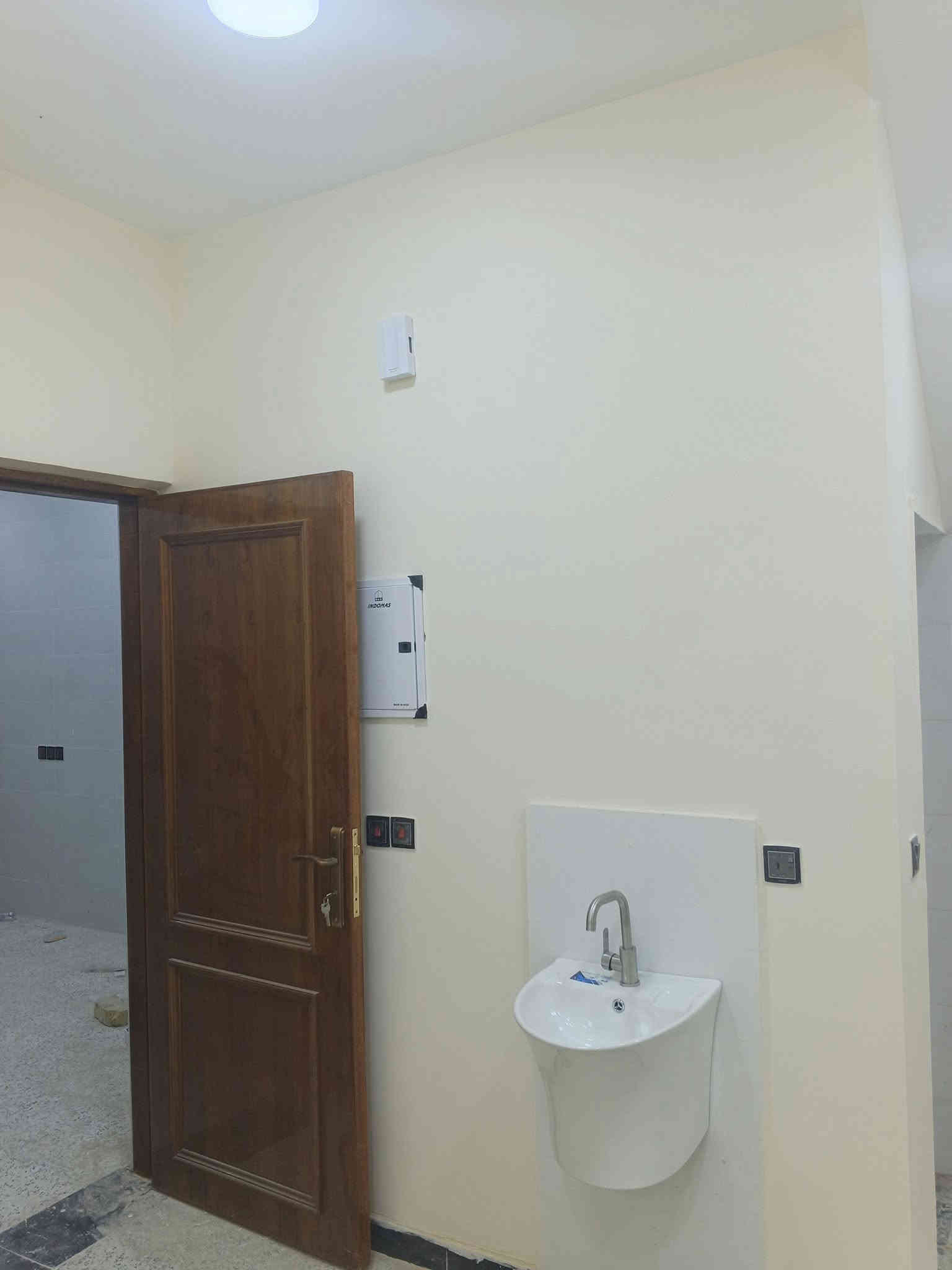 بيت للبيع ركن على ساحة خضراء وشارع 20 مساحة 160 متر 
في منطقة #حي_الحوراء (زين القوس ) قرب الحشد 
🔴#السعر 125 مليون 

بناء حديث غير مسكون يتكون من طابقين:

#الطابق_الأول مكون من ( استقبال+ مطبخ+ صاله+ غرف نوم عدد 2 + صحيات داخليه وخارجية+ منور يحتوي على باب مطل على الشارع الثاني)

#الطابق_الثاني غير كامل مكون من ( 3 غرف نوم + صالة + صحيات+ سطح ثاني) 

للتواصل مراسلة الصفحة أو الاتصال:
📍***********
