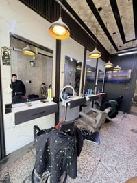 محل حلاقه للبيع بيها 6 حلاقين جاهز من كلشي إيجاره مناسب بيها سبالت ثني...