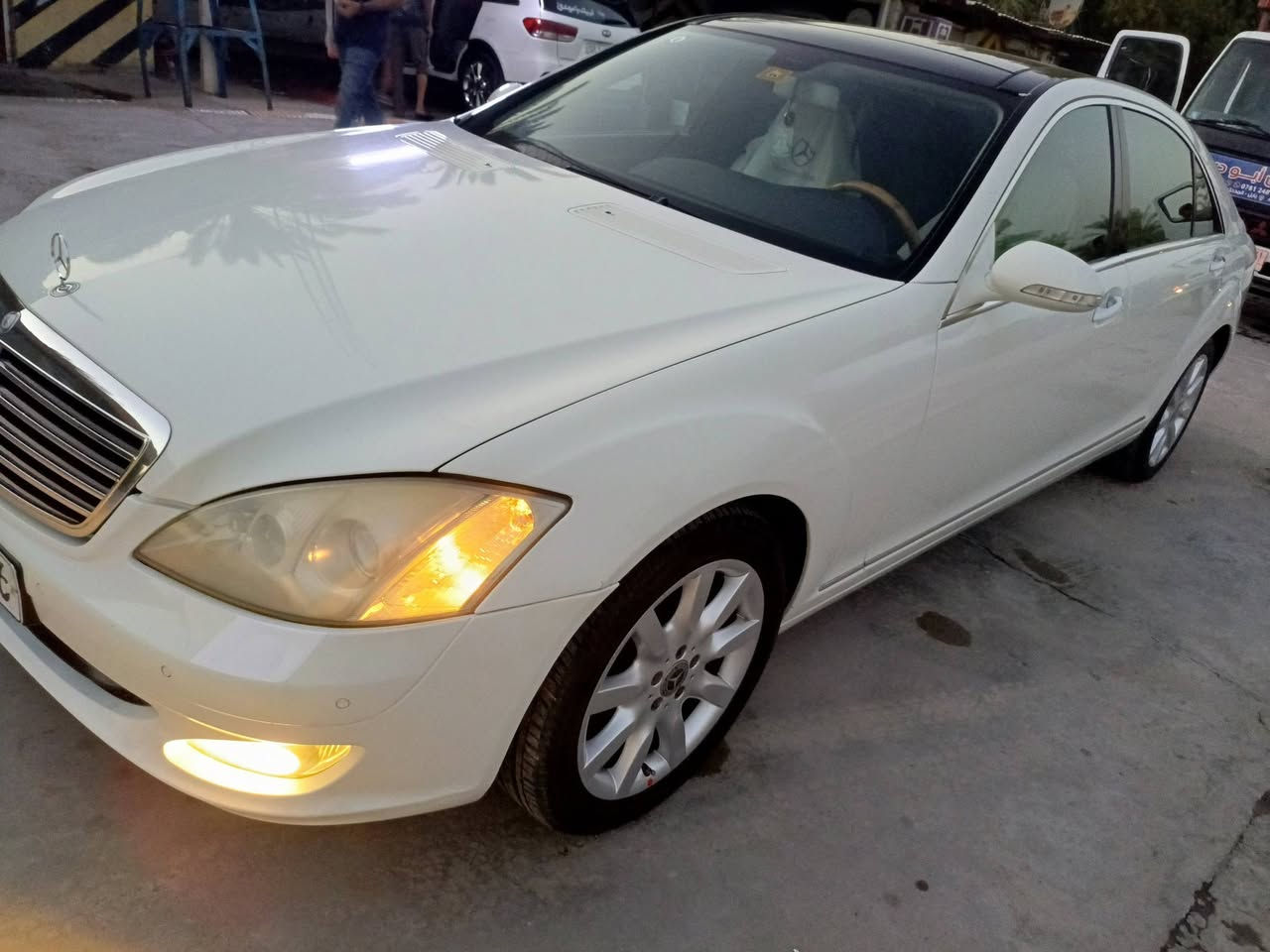 مرسيدس S350 ضاعت علامت الجنطه وخليت علامة S500مكانها موديل 2009خليجي رقم بغداد مميز بأسمي ماشيه 144الف إسبير مانازل..
- دخول ذكي بصمه تشغيل و أربع ابواب بصمه.
-  أبواب شفط وجنطه كهرباء.
-  4 كشنات كهرباء+5بردات كهرباء .
- بانوراما ولايت متحرك داينمك.
باقي المواصفات إذا أذكرها ماتخلص الجناي يعرفها..
باختصار السياره كل شي بيها بلاد عدى صبغ جزء من الچاملغ الخلفي جهة السائق أثر شخوط فقط..
رايدها ب220 ورقة وبيها مجال مكاني بابل للاستفسار ***********
