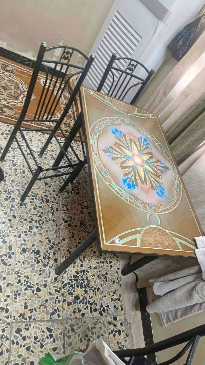 ميز طعام وكراسي عدد 4 عوزهن دوشمه فقط جديد جديد السعر 45 الديوانيه حي العصري
***********
