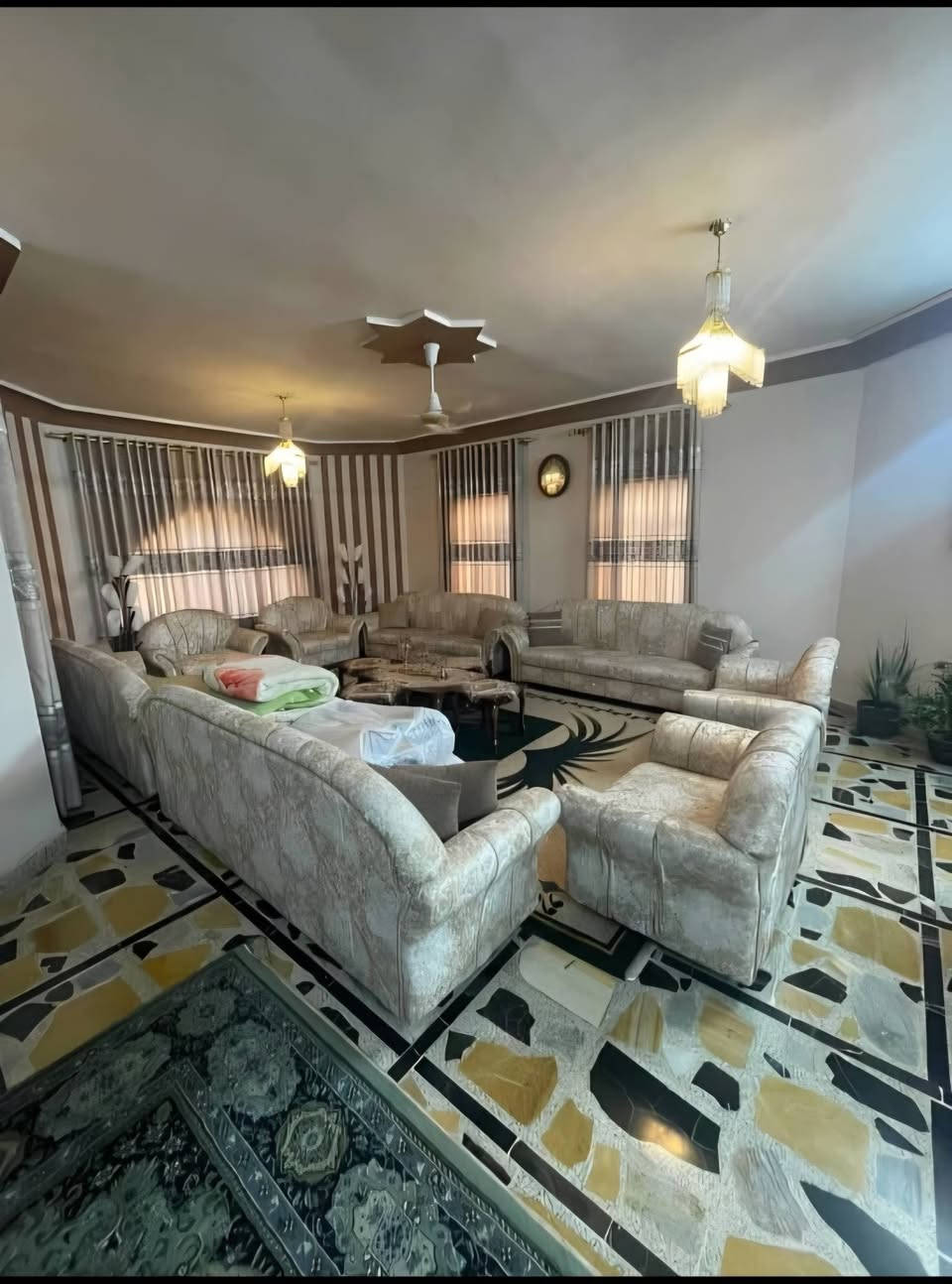 دار للبيع في حي المالية المساحة 720 م قرب المعهد  بحالة جيدة الواجهة 24 م طابقين 9 غرف نوم هولين داخلي وخارجي واستقبال وخدمات و كراجين .
عقارات الصفوة  المصارف قرب جامع سعدي مهدي
***********
***********
