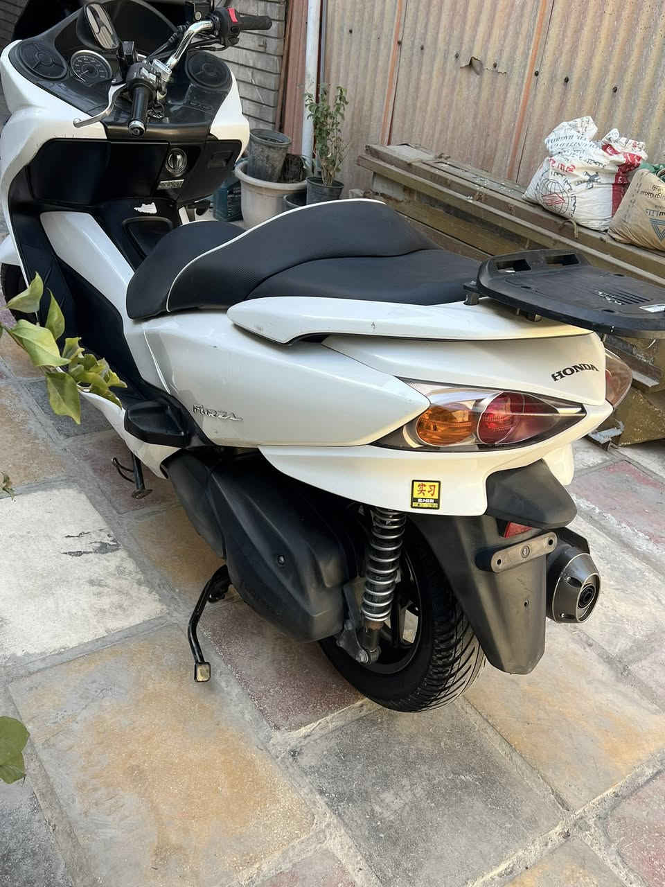 الله هم  صلي على محمد واله محمد   ❤️

فورزا 010  الدراجة S7  مكينة بيضة 
مكينة وكير وكلجات جدد  
مكينه شرط برغي ممفتوح منها / كلجات كفاله جويتر واحد ونص 
بصمة وحدة + سويج طوارئ + جامة طويلة + دبلات نيكل + اوراقها كاملة + بيها كاربون فايبر بدشبول 

لون ابيض صدفي    / نضافه ٨٠٪؜

شلعه معدل قويه / كهربائيات كلها شغال / تراي يخبل ونعومه فول 

ملاحضه : دراجه جديده كلش ومصارلها هواي من نزلت من رمبه اوراقها كامله شرط جيب فيتر وتعال 

سعرها ( مليون و٤٥٠ ) ب العافية ع الياخذها ماكو هيج سعر والله 
مكاني بنوك  

للاستفسار  : هـ ***********
