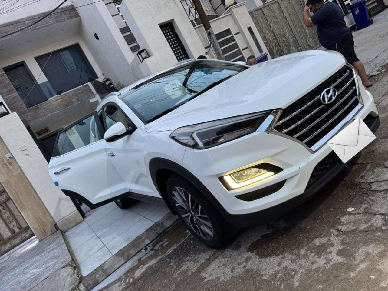 السلام عليكم 

توسان 2020 خليجي كوري شركة كاصد 
السيارة كفاله عامه بدون صبغ او تعديل جديدة حيل وأحلى من الصور 

المواصفات 

شاشة 
كامرا 
بصمه 
شاحن وايرليس 
تحكمات ستيرن 
مثبت سرعة 
لايت عدسات 
تبريد قطعتين 

وباقي مواصفات التوسان المعروفه رقم انجليزي جديد بأسمي 

مكان السياره / بغداد 
السعر / 220$ ومجال 

للاتصال 
***********
***********
