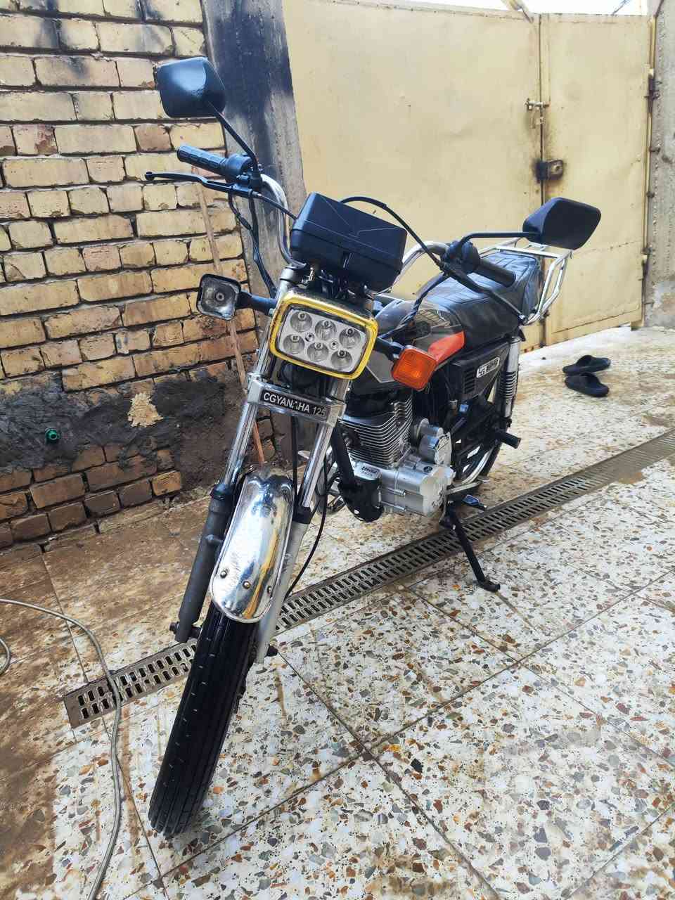 سلام عليكم دراجة للبيع دراجة موديل 16امعمرة ومرتبةوشادلهة مكينة جديدة سيفان موديل 25 صارلهة 3اشهر من ابدل المكينة دبلات طستهن حلوة تايرات جدد لايتات دراجة كاملة سعره480 مكاني بغداد الحسينية ***********
