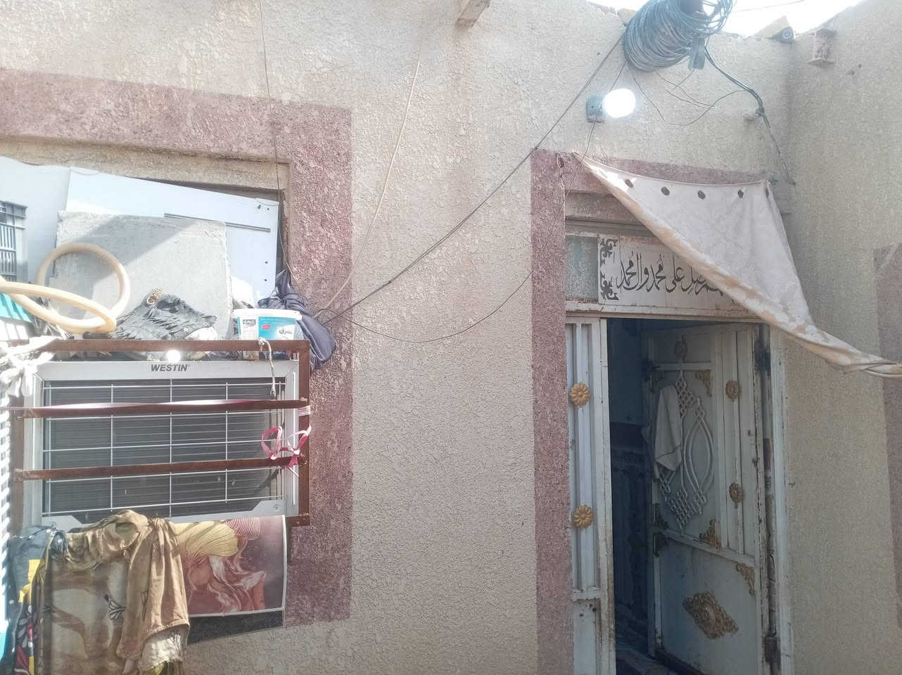 بيت للبيع مساحته 150بناء100وخمسين تراك منطقه السكك قرب الحسنيته الكوثر الاتصال على الرقم ***********
