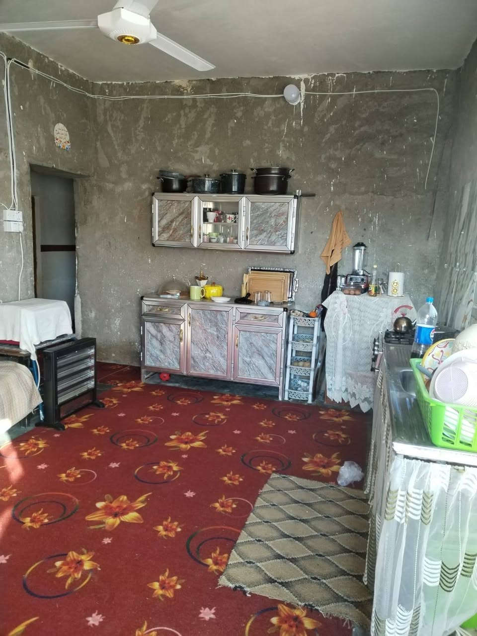 السلام عليكم بيت للبيع في منطقه الثمانيه البيت مكون من غرفتين وهول ومطبخ وصحيات داخل وخارج البيت كامل ماناقصه بس سيراميك للمطبخ السعر 30 مليون للأتصال *********** ملاحظه ( البيت غير طابو )
