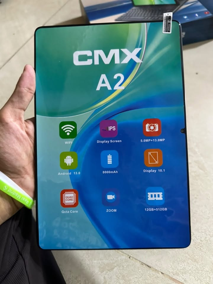 CMX A2 مع ملحقات أساسية تتضمن لوحة مفاتيح (كيبورد)، فأر (ماوس)، وقلم لمس.يشير الصندوق إلى سعة تخزين عشوائية (RAM) مدمجة مع ذاكرة التخزين الإضافية لتصل إلى 512GB + 12GB.يدعم الاتصال اللاسلكي السريع وشبكات الجيل الخامس 5G، ويعمل بنظام أندرويد. 
*********** 
السعر /225
