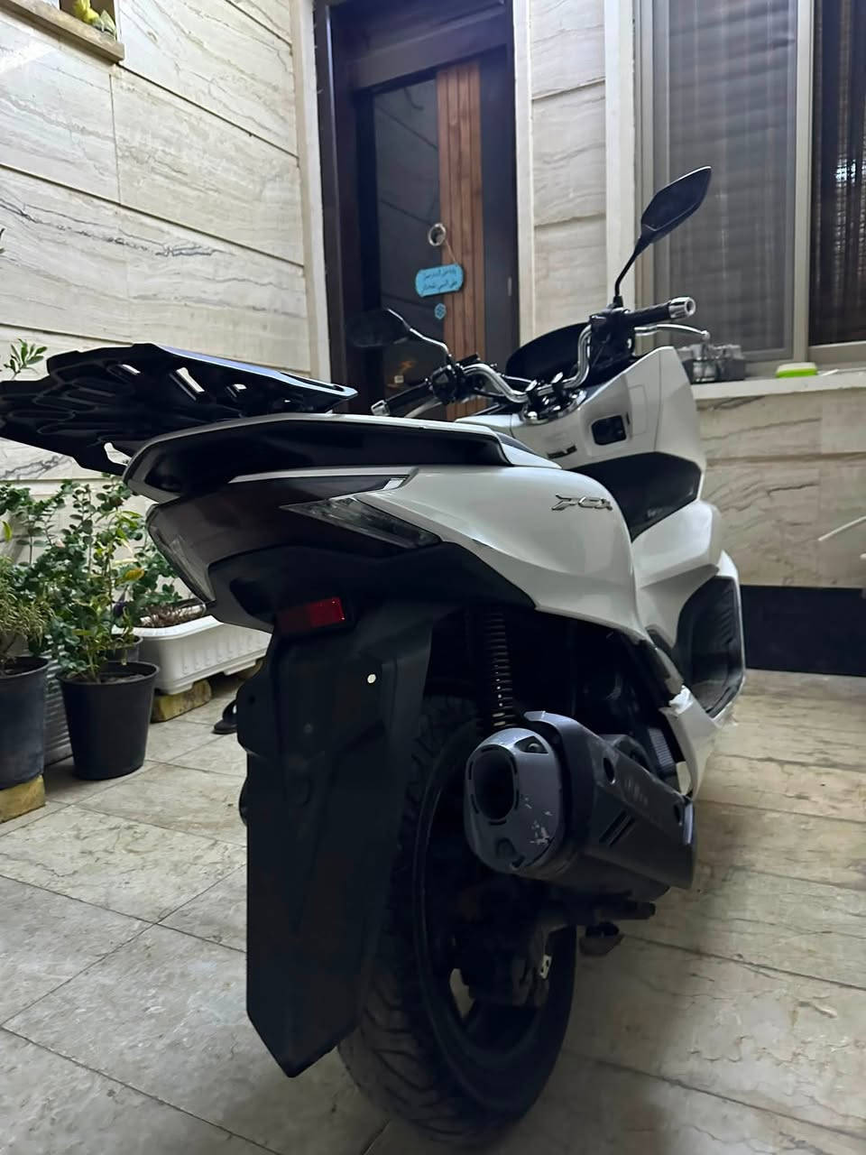 السلام عليكم pcx جيل رابع كوري
ماشية 20الف حقيقي 
موصفات 
ABS مانع انزلاق 
حساس ازدحام 
حساس استان
دراجة عليه اضافات بسيطة 
مثل قبق شوتة كاربون فايبر 
قبق راديتر كاربون فايبر
الدراجة : مكفولة كفالة عامة 
مكاني بغداد 
حي القاهرة 
السعر 17ونص وبي مجال 
للاستفسار ***********
