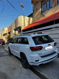 جيب شيروكي موديل 2019 s للبيع لون ابيض خليجي داخل احمر مكفولة من كل شي...