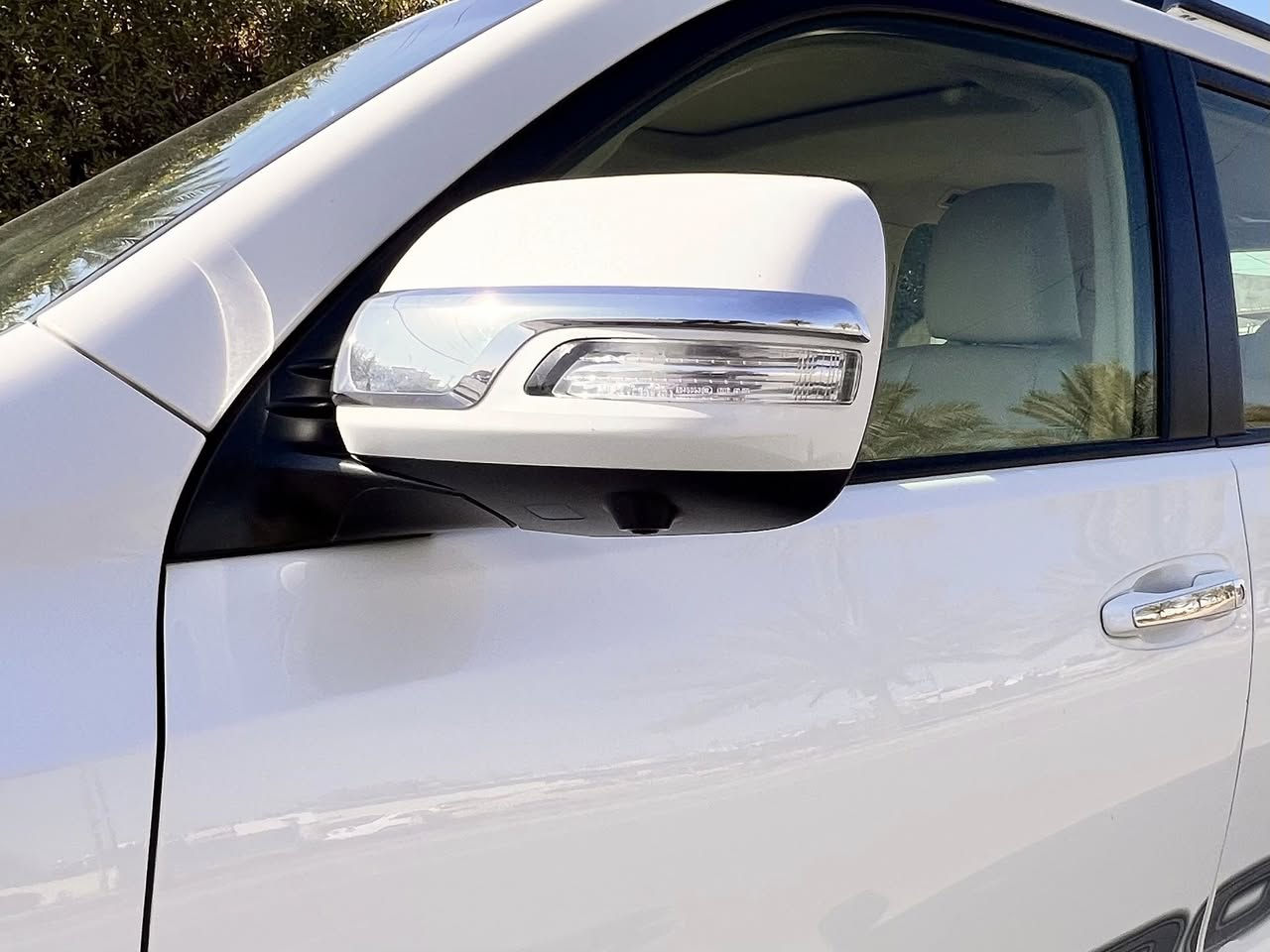 السلام عليكم 
برادو 2015 فول مواصفات اربع كامرات مكفولة كفالة عامه من كلشي حتى الدعاميات ماشيه 90 الف رقم بغداد الجديد بأسمي 
المواصفات 
بصمة 
فتحة 
4 كامرات 360 درجة 
كشنات تدفئة
كشنات جلد اصلي 
كشنات كهرباء 
مري شفط 
سبير تعليك 
شاشة جبيرة
حساسات 
محرك 6 سلندر 
7 راكب 
3 قطع تبريد 
وبعد بيها هواي مواصفات 
السياره مكفولة وجديدة وما بيها برغي نقص بيها تخم تاير جديد وباتري جديد 
السعر 353 ورقة وبيها مجال 
الرقم *********** 
العنوان بغداد
