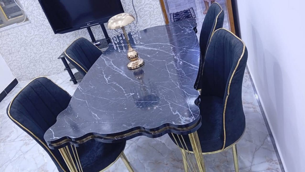 ميز طعام للبيع مع اربع كراسي سعر مناسب البيع بسبب عدم توفر المساحه السعر ١٧٥ مع مجال ت ***********
