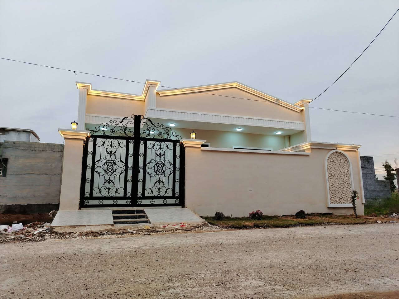 🔥 فرصة مميزة – دار حديثة للبيع (جاهزة للسكن فوراً)
الموقع بعقوبة تقاطع القدس دور الزراعة الثالثة 
📐 المساحة: 170 متر
📏 الواجهة: 10 متر نزال 17 متر
🏠 طابق واحد
✨ التفاصيل الداخلية:
كراج سيارة 🚗
صالة واسعة ومريحة
 استقبال أنيقة
مطبخ عملي
غرفتين نوم ،، بيتونة
دورة مياه داخل خارج داخلية وخارجية
🏗️ مواصفات البناء والتشطيب:
بناء حديث بمواد عالية الجودة
أرضيات بورسلين فاخرة (نقوش مغربية)
ديكورات جص وبورك
واجهة ملكي فوم تركي ✨
أبواب قاصة خارجية مقاومة للرطوبة
⚡ الخدمات متكاملة:
ماء مجاري تبليط كهرباء

💰 السعر: عند الاتصال او على الخاص 

📞*********** _ ***********
مكتب الجزيرة لبيع وشراء الأراضي والدور السكنية
