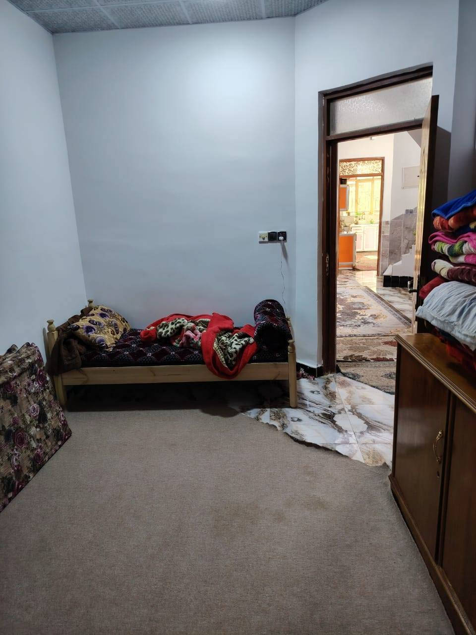 السلام عليكم بيت في حي المثنى خلف الخضراء مساحه البيت 175 على شارع 20 بناء 2022 للاستفسار والاتصال على هذا الرقم ***********
