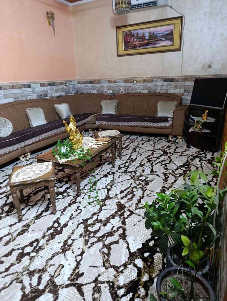 بيت للبيع الشهداء قرب جامعه العين شارع سايدين مقابل مدارس اسد بغداد
***********
