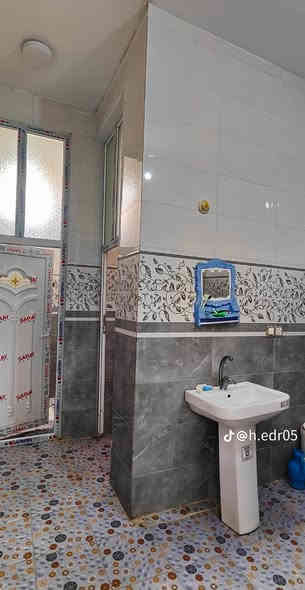 السلام عليكم بيت للبيع المساحه الكليه 520م تحت البناء 320م 
طابقين بناء حديث المكان حي الجمعيه على الشط الاستفسار ***********
