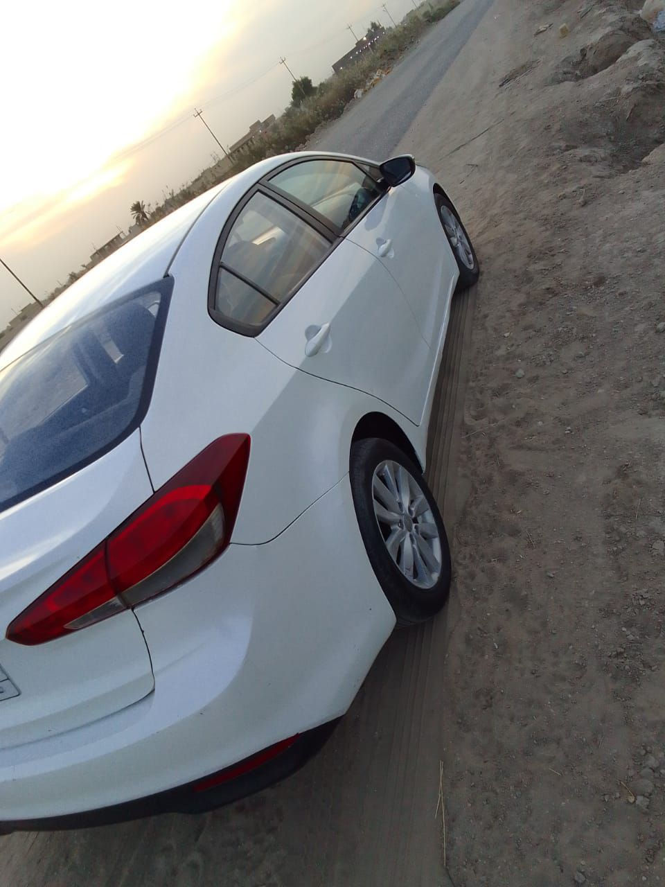 رالسلام عليكم للبيع سيراتو موديل 17 خليجي السياره كفاله عامه على وضع الشركه  كفاله شرط شرط كير مكينه حداديه مامفتوحه على وضع الشركه سياره حلوه وجاهزة مال جناي السعر 133 رقم مثنئ سنويه مجدده مكان سياره مثنى اني مكلف بنشر ***********
