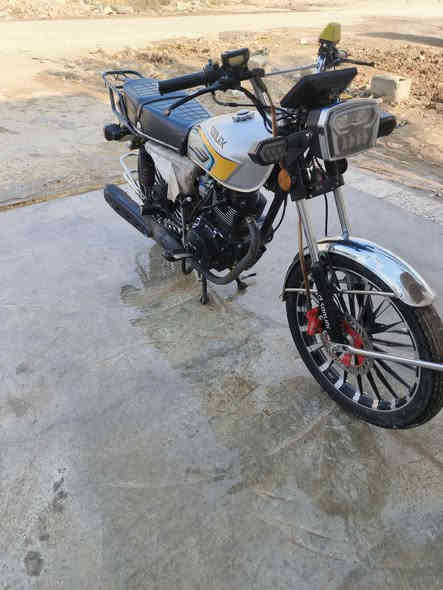 دراجة سونك ٢٠٢٤ للبيع كاملة اي نقص مابيها بس التانكي مالها بي رصعة مكاني الكاطون لي يريد يتصل ***********
