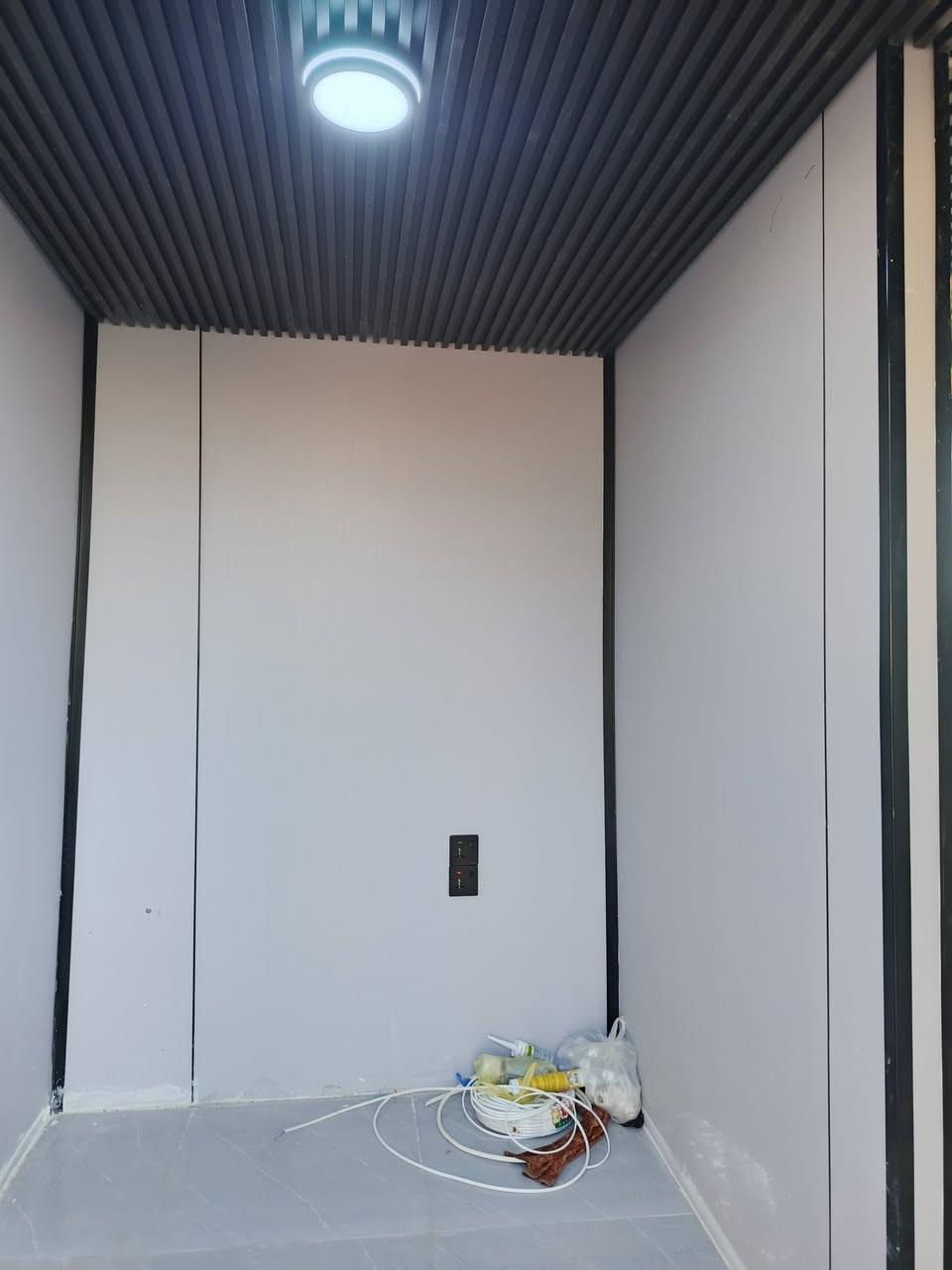 عمل تغليف الحاويه بجبس بورد والشيبورد وتاسيس الكهربائيات مستعدون لعمل السقوف الثانويه وبديل الخشب وبديل الرخام وتغليف الجدران وجميع الديكورات الداخليه ***********
***********
