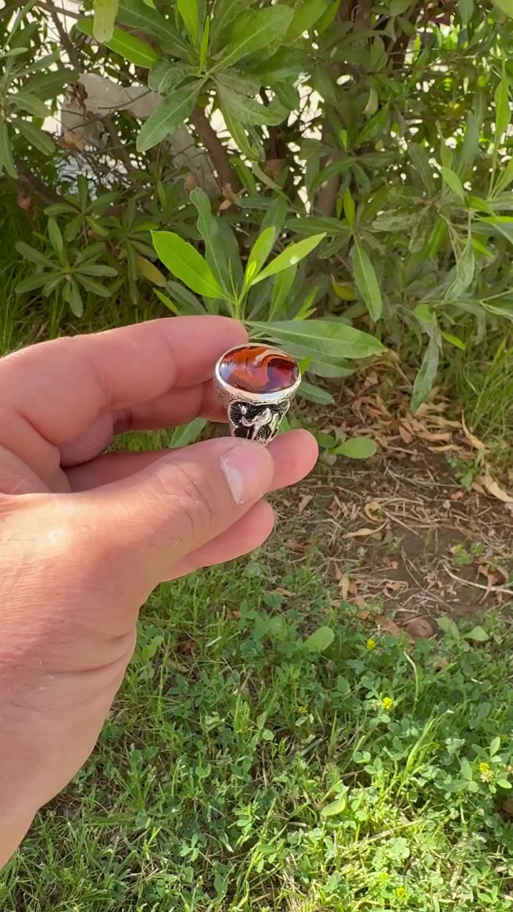 السلام عليكم
خاتم تحفه من العقيق اليماني الحر الغير مجمر مصور متوج بصياغه جميلة فنجان ودلة وعيار الفضة ٩٥٠ 

ملاحضه (بيع فقط) للاستفسار اتصال او واتساب***********
