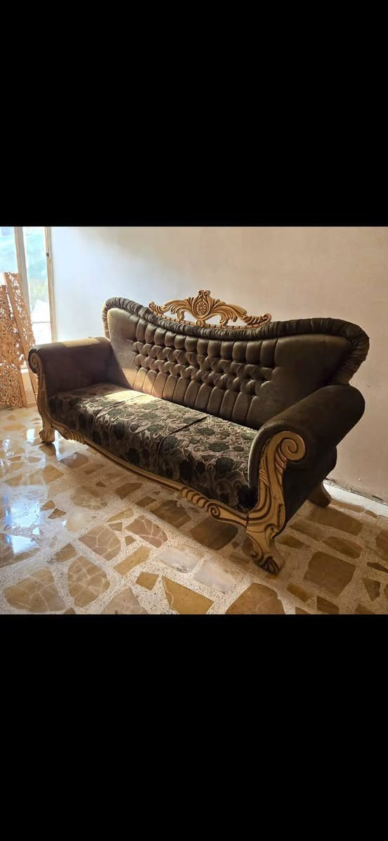 يوجد طقم قنفات جديد ١٠ مقاعد ثلاث قنفات واثنيم كرسي بسعر قفل ٦٥٠ جديداتصال على رقم *********** بغداد السيدية
