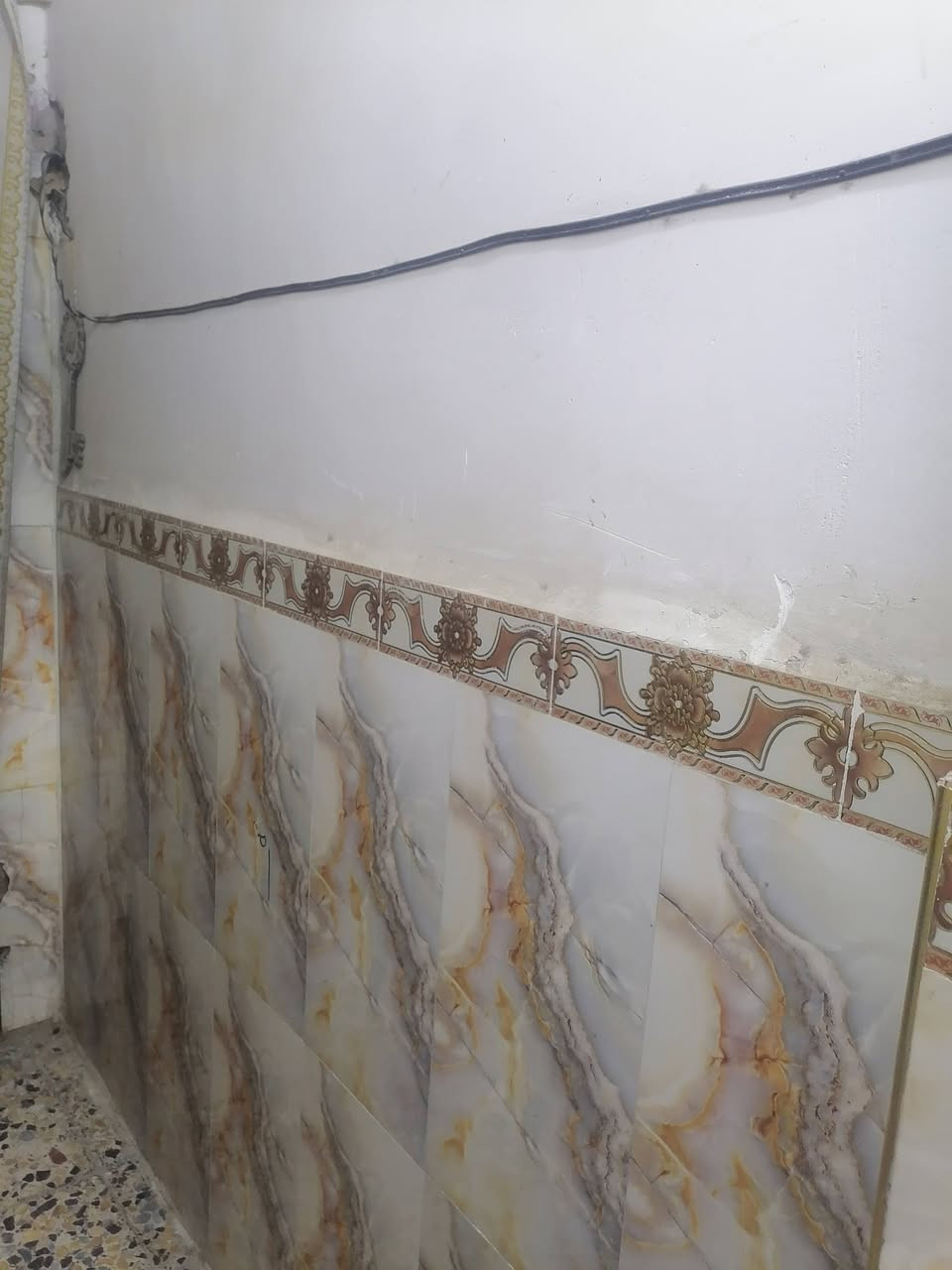 السلام عليكم
دار 100 متر للبيع في منطقة الخمستالاف طابقين خلف اسواق الشريفي

كراج او طرمه
غرفة خطار 

حولي ومطبخ

غرفه بالداخل

الطابق الثاني غرفتين 5 في 5 جاهزات ارضيه سيراميك

للاستفسار والاتصال صاحب الدار ***********
