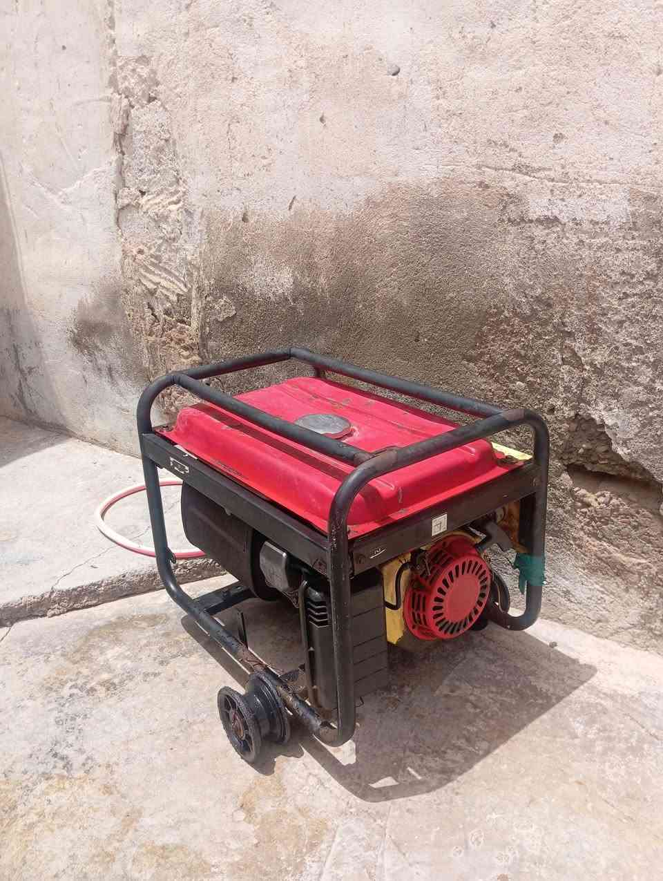مولده 12انبير كل عيب مابي خلي بانزين وشغل نص جره حبل يأخذ سعره 110وبي مجال لطبيبن شراي خابر مكاني سعديه ***********
