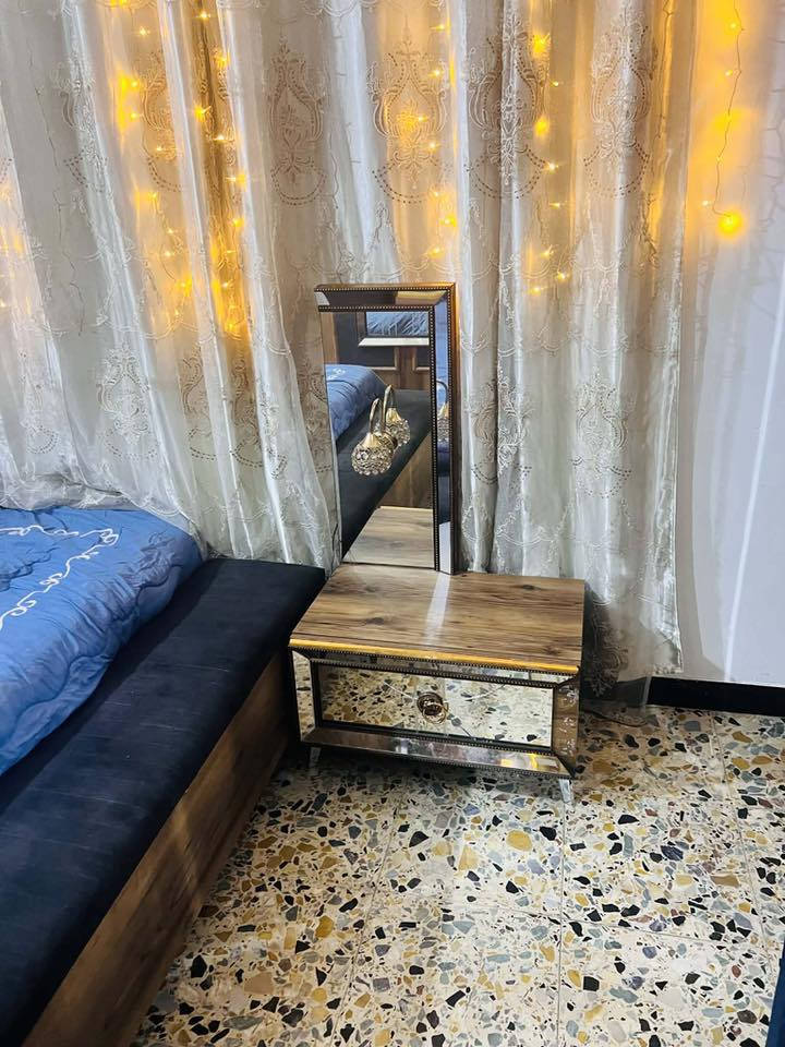 غرفة نوم تركيه ضخمه جدا للبيع تحتوي على ١٠ قطع كنتور اضافي للاطفال الجربايه تحتوي على مخزن وملحق الجربايه ايضا بي مخزن بيها ضرر بسيط مثل ما موضح بالصور والفيديو بجرار التابع للجربايه 
اشتريتها بمليون و٩٥٠ ابيعها ب٩٠٠ فقط


**إذا كنت صاحب هذا الإعلان وتريد حذفه لأي سبب، رجاءا أرسل رسالة إلى الدعم الفني**