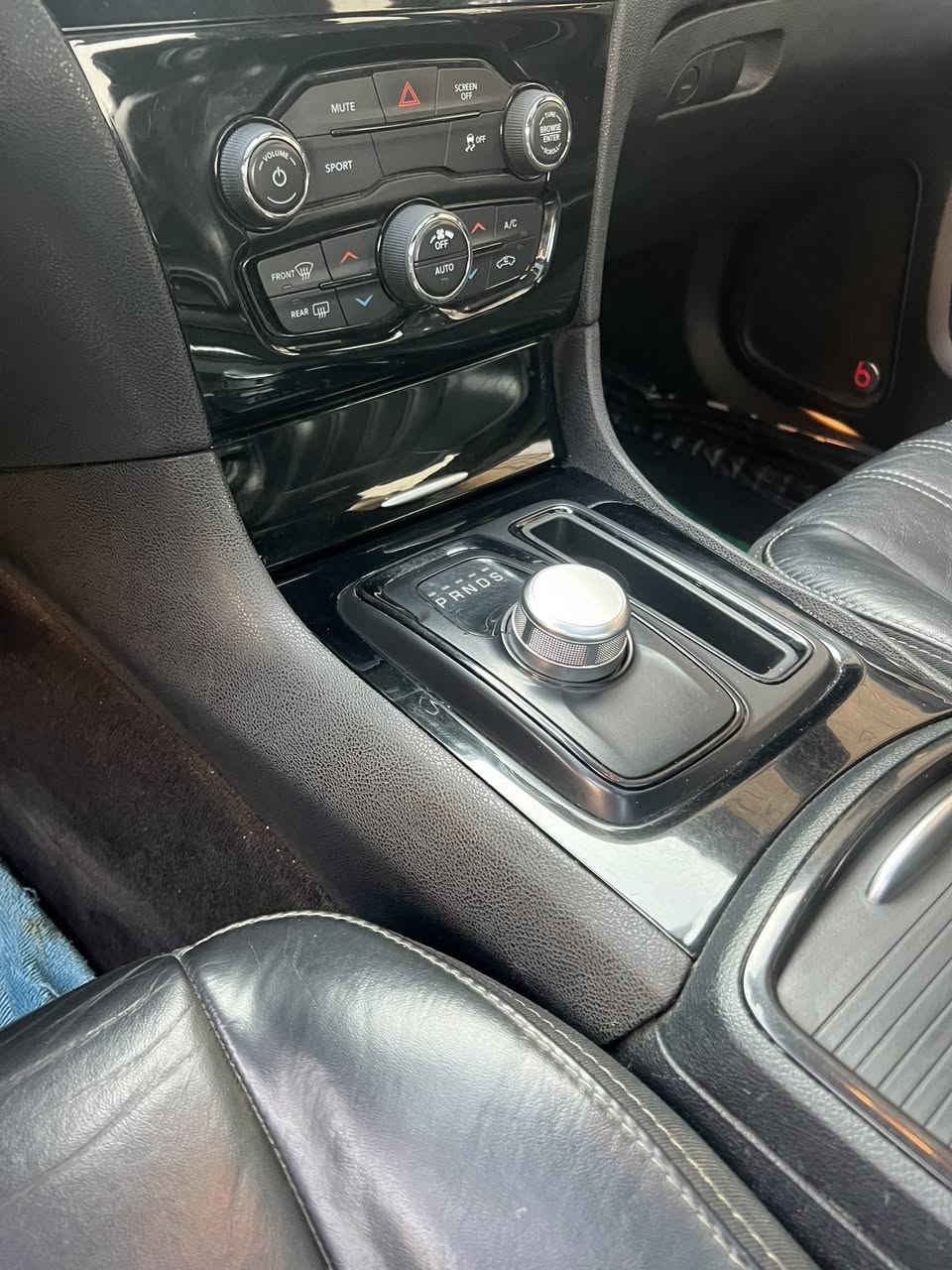 السلام عليكم اوباما كلايسلر s300 كلين تايتل
٢٠١٧ وارد كندي عداد ٢٦٠  بيه صبغ بالبابتين ع كد شخوط فقط ماشي ١٦٠ الف كيلو السيارة ادامة صدر كامل جديد وتخم تاير جديد 
مكاني بغداد حي الاعلام    ***********
