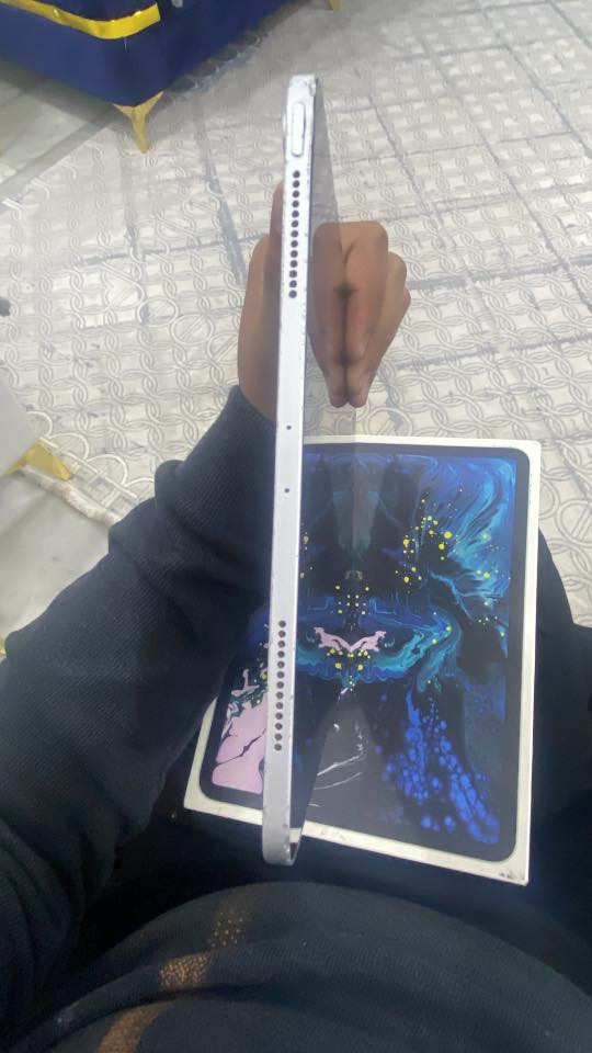 السلام عليكم
ايباد 11 برو 2018 

ذاكره 64 

الايباد مكفول كلشي ما ابدل 

فقط الشاصي مالته بي طخات بسيطة 

نضيف جداً الايبادفقط الشاصييي بس طخات

كامل ملحقات كارتونه الكيبل الاصلي وراس الشاحنة 

بطارية ماتصرف ابدد 

120 فريم ببجي 

كلش حلو ونضيف الايباد 

سعرة 325 وبي مجال 

مكاني حله بكرلي 

مراوس 

*********** واتساب
