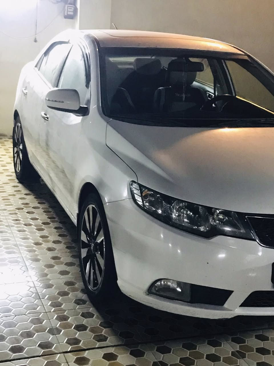 سيراتو 2011 (خليجي)
1-فول مواصفات 1/1
2-بصمه تشغيل
3-بصمه فتح ابواب 
4-فتحه سقف
5-مري شفط
6-شاير بل مري 
7-سستمه ابواب وجنطه
8-صالنصه رياضي 
9-محرك 1600
10-كير 6نمر
11-شفتات سرعه
12-دوسات ارضيه رياضي
13-تحكم ستيرن جهتين
14-شاشه كامره خلفيه
15-حساسات خلفيه 
4-16دسك
5-17ويل كب حجم ١٧
السعر (120)وبيهه مجال
رقم الهاتف(***********)
