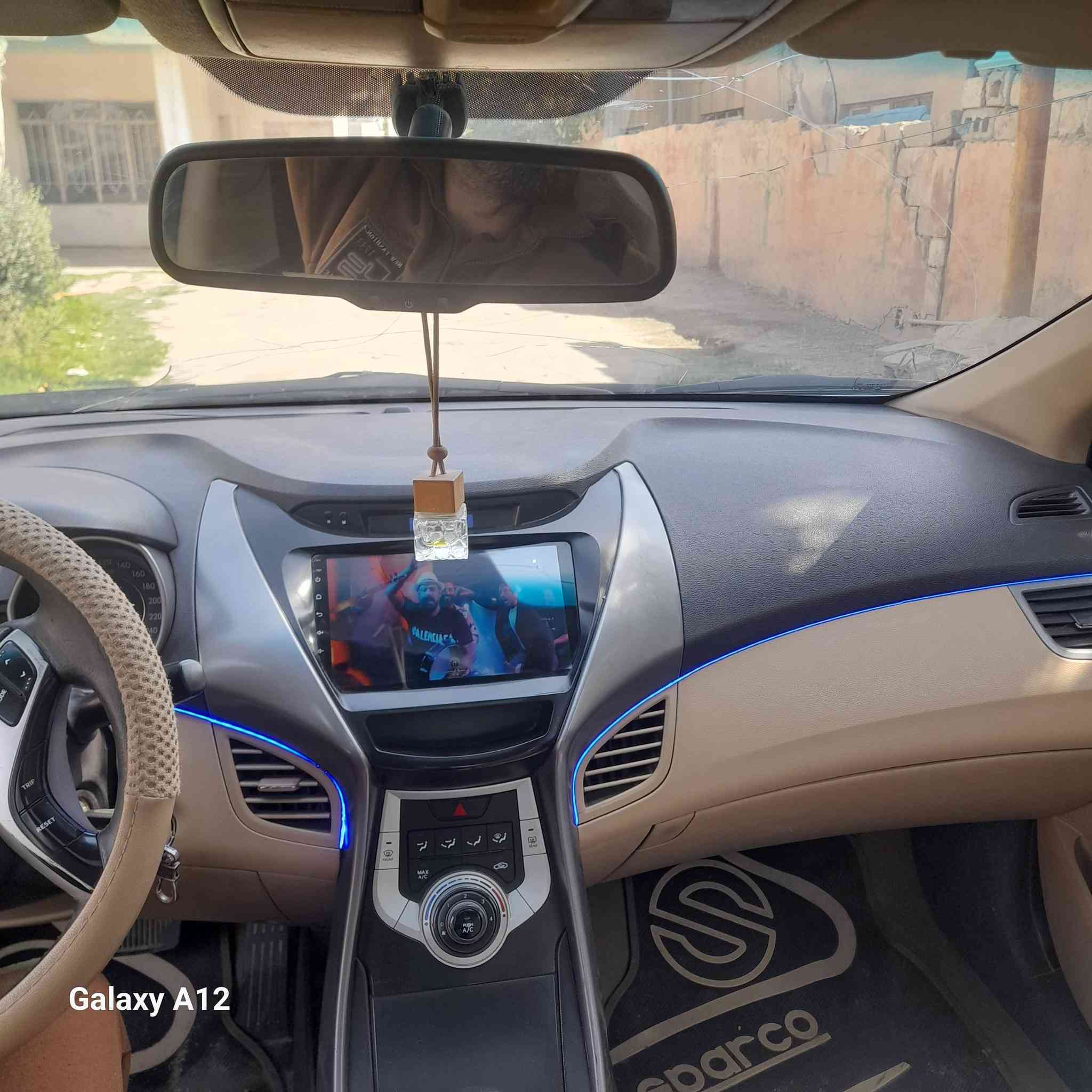 للبيع اللنترا خليجي 2012
حادثها بالعراق تبديل جاملغ 
وبنيد ضربتها باللغد جهة السائق شي 
بسيط وبيها مكانات بارد لاصبغ ولامعجون
مواصفاتها معروفه ميحتاج اذكرها السعر
105 وبيها مجال شي بسيط الشراي يتصل ***********
