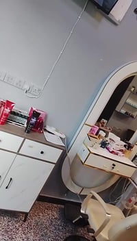 عندي صالون البيع غراض كامله 07712761554