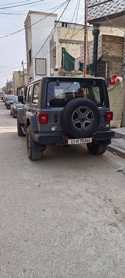 جيب رانجلر 2018 للبيع
المحرك: 4 سلندر تيربو.
40 ألف كيلو.
اللون: اسمنتي.
المواصفات: وجه هجومي، ليد ضوئي، شاشة، داخلية نظيفة.
الحالة: وارد أمريكي (حادث بسيط جداً)، السيارة جاهزة وما محتاجة أي صرف.
السعر:  210
ملاحظة: للبيع أو مراوس، تحويل ثاني يوم باسمي.
 المكان: بغداد البياع 
 للاتصال: ***********
