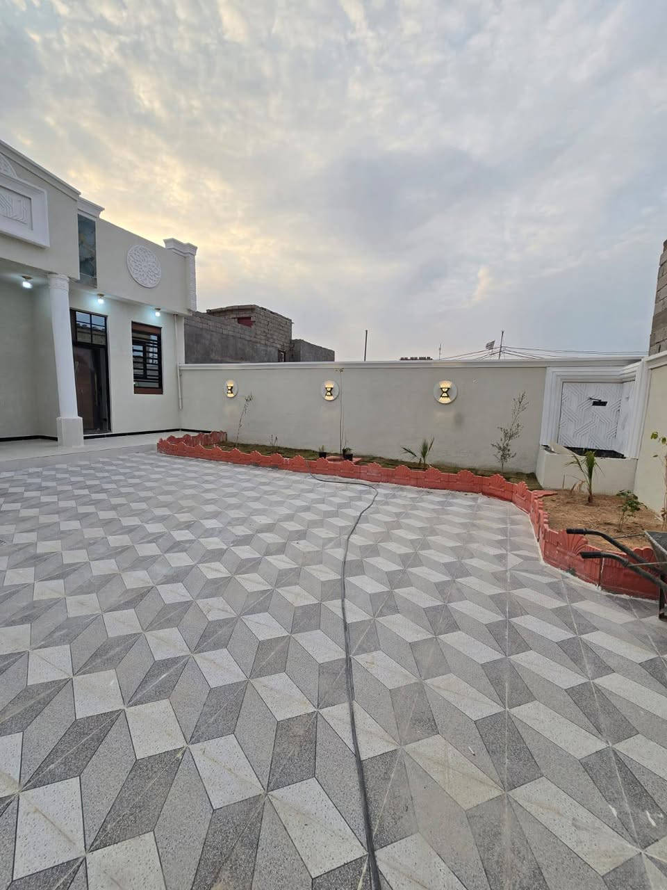 دور سكن للبيع بناء 2025
جنس العقار طابو ملك صرف زراعي بسم عراقي اصولي سند ٢٥

#المساحه240متر

يحتوي البيت على غرف  منام2
و ديوان
و مطبخ 
او مناور
و صاله و وصحيات داخلي وخارجي 
كراج ساره حديقه
العنوان بصره كوت ثوني مقبيل صنعيه حمدان100متر
موقع راقي 😎 

جميع الخدمات متوفره ماء كهرباء شارع 8 
شغل البيت كله درجة أولى

السعر75 مليون  و بي مجال للشراي
للاستفسار تصل‪ ***********
ابو رقيه
