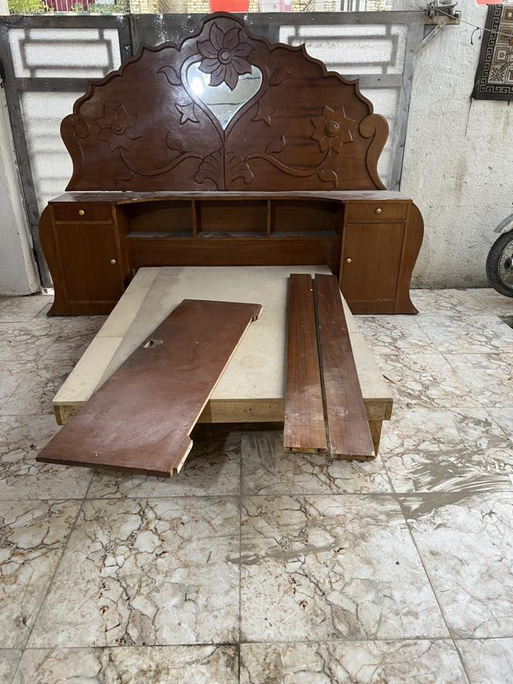 سلام عليكم جربايه كامله هيه والتاج نضيفه اي ضرر أو كسر مابيه سعر ٥٠ ***********
