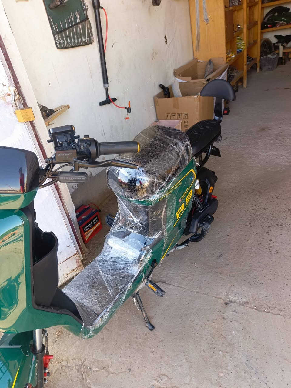 السلام عليكم
دراجه R9 WINLEE استخدام قليل جدا 

ماشيه ١٣١٠ كم يعني ١٢ ساعه ماشية ذا متواصله 

6 باتريات بالشرط تاخذها 

سعر ٥٩٠ الف سته باتري مو خمسه
للاستفسار ***********
