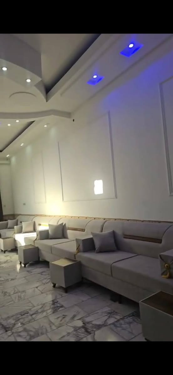 السلام عليكم 
دار للبيع في الناصرية حي الشهداء المساحه 200م موقع البيت ع ساحه قرب الشارع الرئيسي قرب جامعة العين بناء حديث جدآ يتكون البيت من غرفتين وصاله واستقبال ومطبخ وصحيات داخليه وخارجيه الطابق الثاني غرفتين وصاله عدد 2 وصحيات   البيت حاليا جاهز للسكن كما يوجد كراج سياره مساحه 200متر  في الساحه خاص للبيت  
للاستفسار الاتصال ع الرقم ***********
 او مراجعة المكتب
