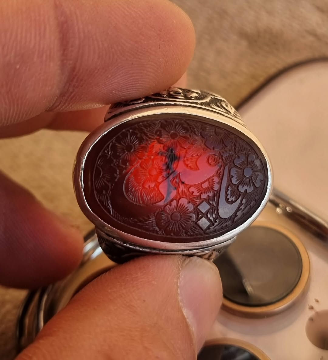 عقيق يماني كرز الكرز  شجري مخطوط خط يدوي المبدع الأستاذ الاسطورة خالد التميمي 🔥يا علي 🔥
بصياغه يدويه ثقيله المبدع الصائغ الأستاذ طالب ابو مشتاق 
للبيع مكاني بغداد يوجد توصيل إلى جميع المحافظات للبيع فقط فقط أحبتي الغوالي ما اراوس بس ابيع 
***********
