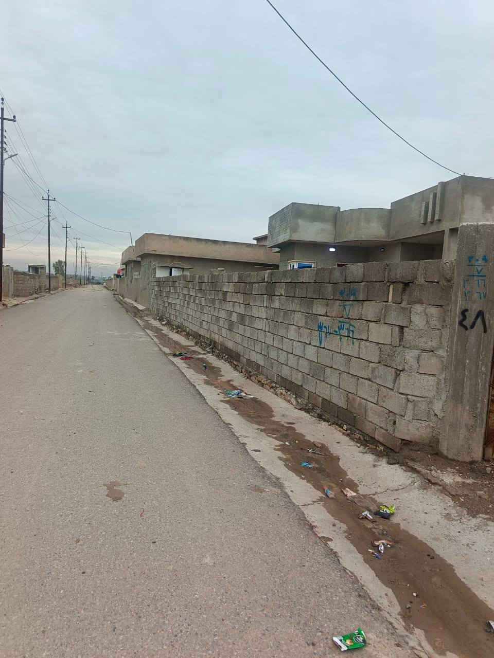 دونم للبيع في منطقة العباسية مع دار بناء حديث مضيف مساحة الدار 200 متر ممكن بيع نصف الدونم او كامل بدون دار او مع الدار السعر 200 مليون المنطقة مسموح بها البناء للاستفسار مكتب العمران للعقارات 
***********
***********
