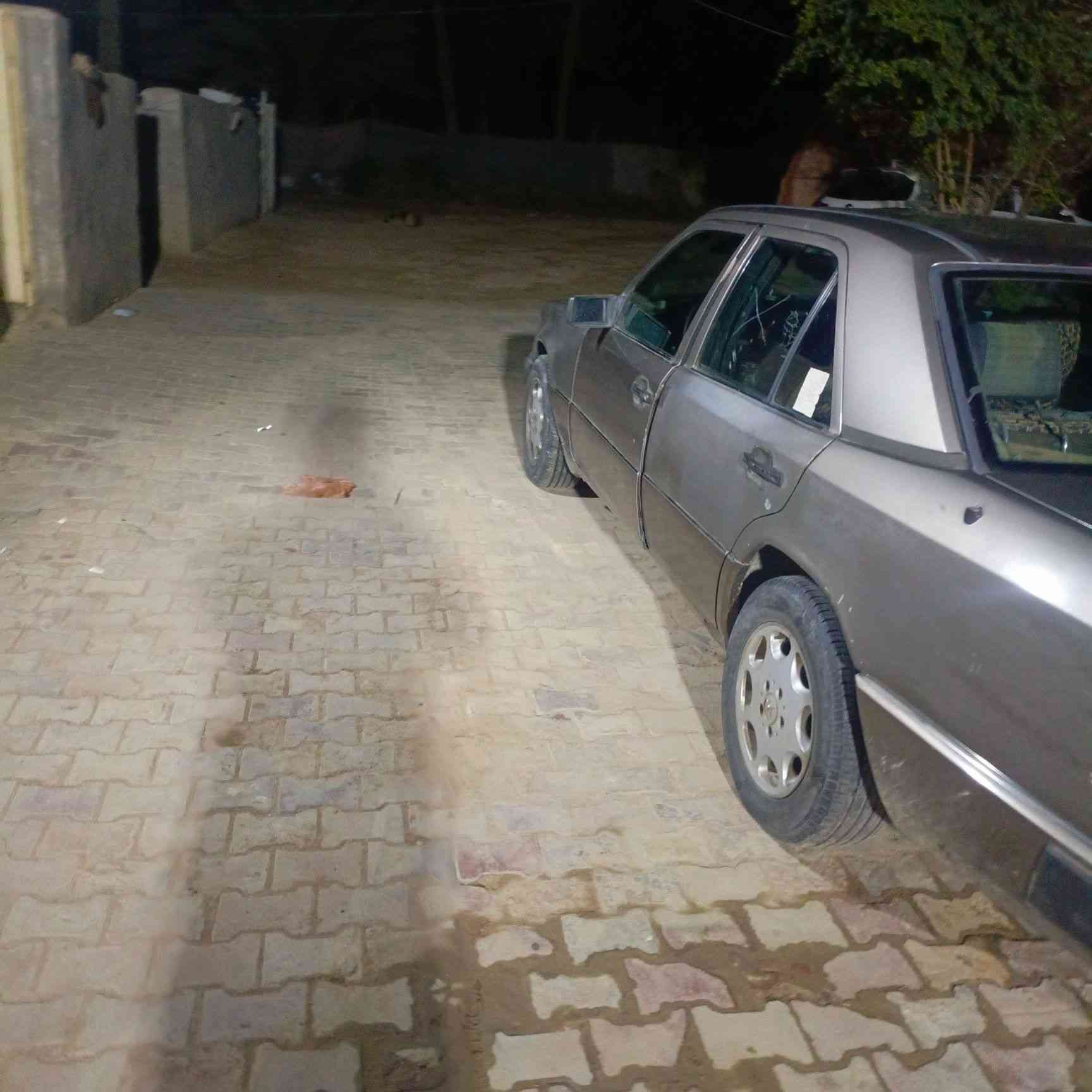 سلام عليكم للبيع مارسدس دب مديل 89 سياره جهازه مكينه او كير 3000فيفيتي جديده   سياره جهازه ترايك للبصره  السعر 50.       ***********
