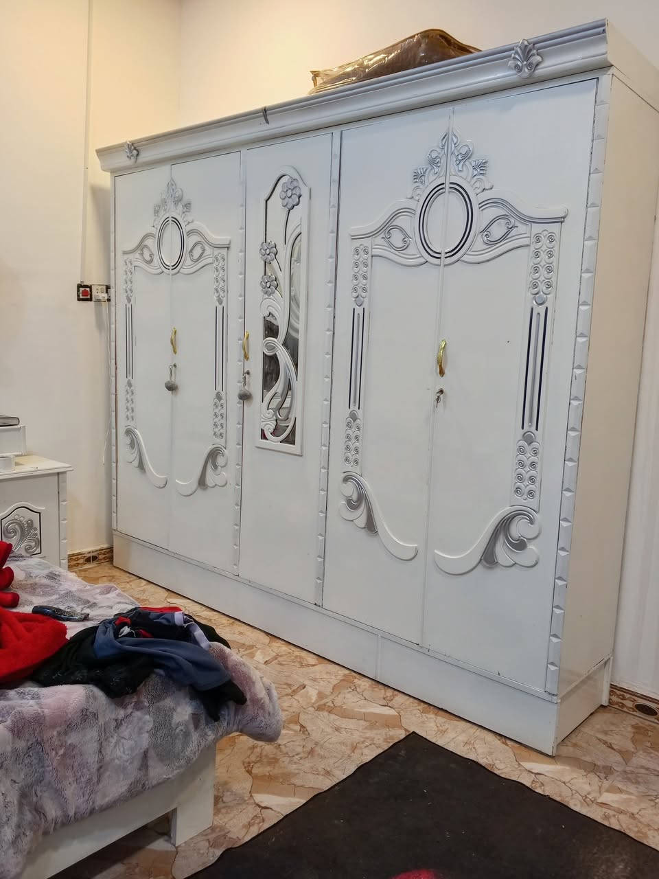 سلام عليكم غرفه انوم اللبيع تحتوي على مندر وغرفه كامله عشره قطع مكاني البصره ابو الخصيب رقم الهاتف *********** سعر خاص
